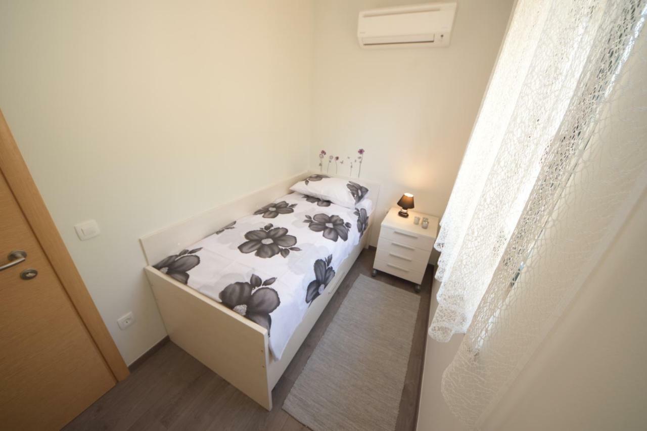 Apartmani Dora I Kati Оребич Екстер'єр фото